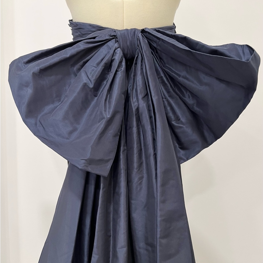 Oscar De La Renta Bow-embellished taffeta and stretch-knit Gown Dress - Picture 9 of 13